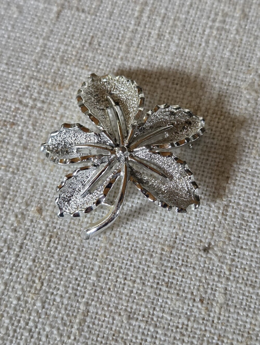 Sarah Coventry Vintage Silver Tone Leaf Metal Brooch Pin